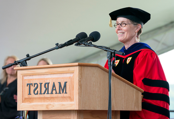 博士图像. 凯瑟琳·柯达在毕业典礼上的演讲.