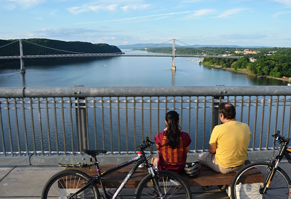 Image of two cyclists on the Walkway Over the Hudson 